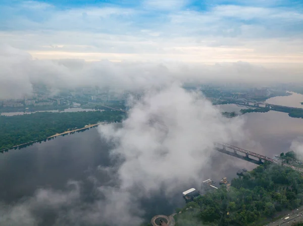 에프의 드네프르 구름을 보인다 구름낀 공중에서의 — 스톡 사진