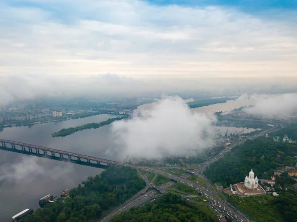 Kiev 'deki Dinyeper Nehri' nin bulutların arasından manzarası. Bahar bulutlu bir sabah. Gökyüzü yüksek görünümü.