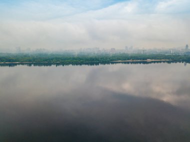 Kiev 'deki Dinyeper Nehri. Bahar bulutlu bir sabah. Hava aracı görünümü.