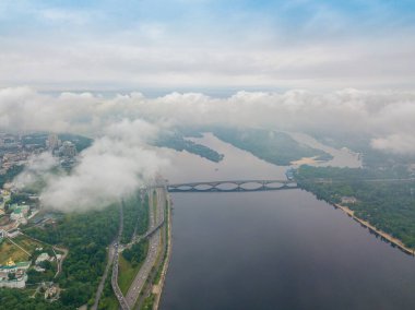 Kiev 'deki Dinyeper Nehri' nin bulutların arasından manzarası. Bahar bulutlu bir sabah. Gökyüzü yüksek görünümü.