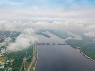 Kiev 'deki Dinyeper Nehri' nin bulutların arasından manzarası. Bahar bulutlu bir sabah. Gökyüzü yüksek görünümü.