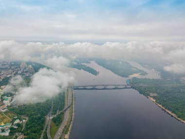 Kiev 'deki Dinyeper Nehri' nin bulutların arasından manzarası. Bahar bulutlu bir sabah. Gökyüzü yüksek görünümü.
