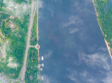 Kiev 'deki Dinyeper Nehri' nin bulutların arasından manzarası. Bahar bulutlu bir sabah. Gökyüzü yüksek görünümü.