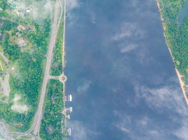 Kiev 'deki Dinyeper Nehri' nin bulutların arasından manzarası. Bahar bulutlu bir sabah. Gökyüzü yüksek görünümü.