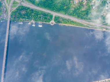 Kiev 'deki Dinyeper Nehri' nin bulutların arasından manzarası. Bahar bulutlu bir sabah. Gökyüzü yüksek görünümü.