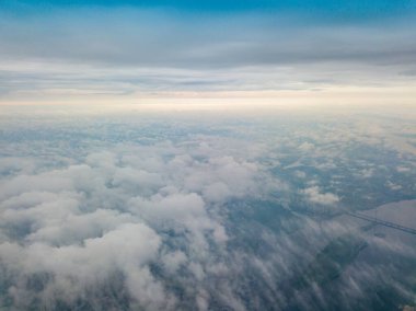 Kiev 'de bulutların üstünde yüksek bir uçuş. Bahar bulutlu bir sabah. Gökyüzü yüksek görünümü.