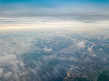 Kiev 'de bulutların üstünde yüksek bir uçuş. Bahar bulutlu bir sabah. Gökyüzü yüksek görünümü.