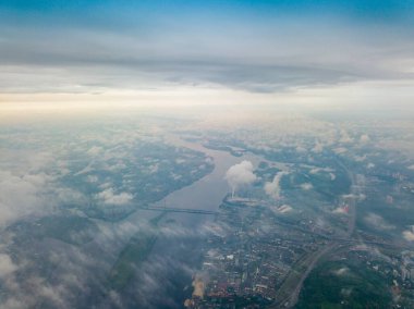 Kiev 'de bulutların üstünde yüksek bir uçuş. Bahar bulutlu bir sabah. Gökyüzü yüksek görünümü.