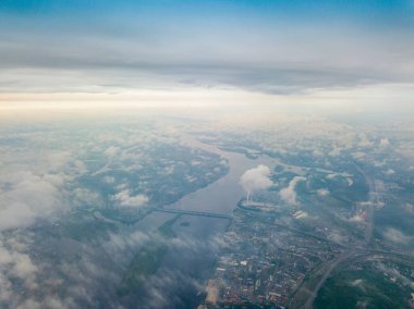 Kiev 'de bulutların üstünde yüksek bir uçuş. Bahar bulutlu bir sabah. Gökyüzü yüksek görünümü.