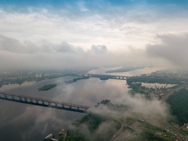 Kiev 'deki Dinyeper Nehri' nin bulutların arasından manzarası. Bahar bulutlu bir sabah. Gökyüzü yüksek görünümü.