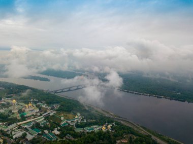 Kiev 'deki Dinyeper Nehri' nin bulutların arasından manzarası. Bahar bulutlu bir sabah. Gökyüzü yüksek görünümü.