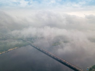 Kiev 'deki Dinyeper Nehri' nin bulutların arasından manzarası. Bahar bulutlu bir sabah. Gökyüzü yüksek görünümü.