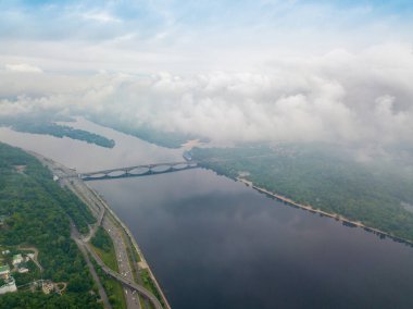 Kiev 'deki Dinyeper Nehri' nin bulutların arasından manzarası. Bahar bulutlu bir sabah. Gökyüzü yüksek görünümü.