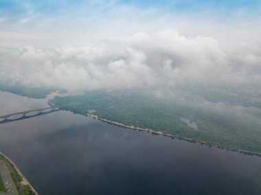 Kiev 'deki Dinyeper Nehri' nin bulutların arasından manzarası. Bahar bulutlu bir sabah. Gökyüzü yüksek görünümü.