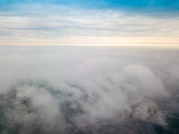 Högt Flyg Ovanför Molnen Kiev Vår Grumlig Morgon Flygfoto Med — Stockfoto