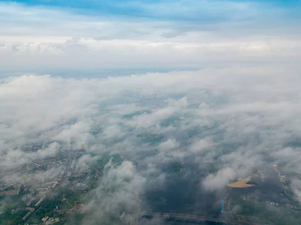 Högt Flyg Ovanför Molnen Kiev Vår Grumlig Morgon Flygfoto Med — Stockfoto