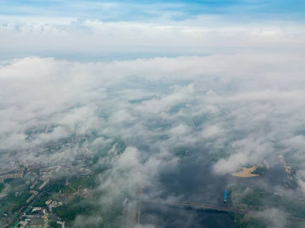 Kiev Bulutların Üstünde Yüksek Bir Uçuş Bahar Bulutlu Bir Sabah — Stok fotoğraf