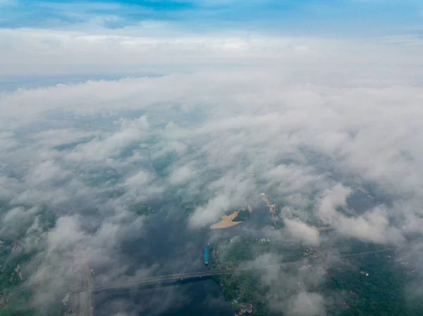 キエフの雲の上の高い飛行 春の曇りの朝 空中高空 — ストック写真