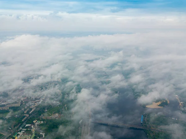 キエフの雲の上の高い飛行 春の曇りの朝 空中高空 — ストック写真