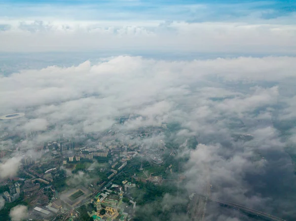Alto Vuelo Sobre Las Nubes Kiev Mañana Nublada Primavera Vista — Foto de Stock