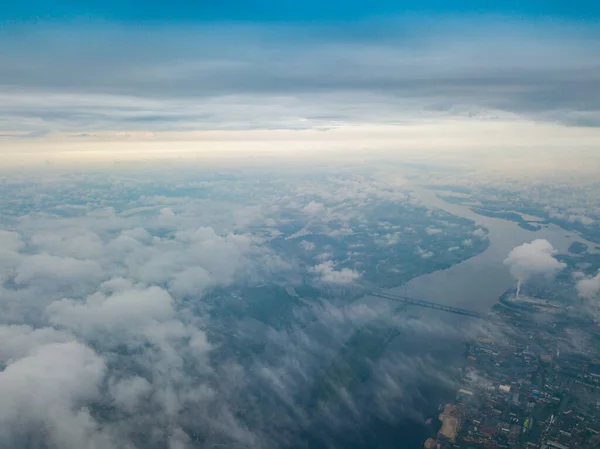 Υψηλή Πτήση Πάνω Από Σύννεφα Στο Κίεβο Ανοιξιάτικο Πρωινό Αεροφωτογραφία — Φωτογραφία Αρχείου