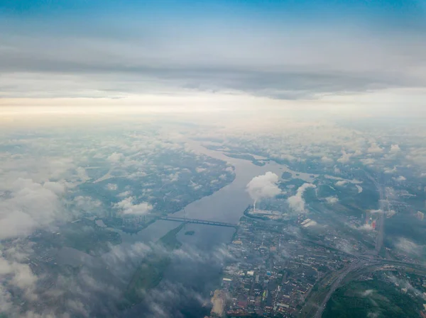 在基辅的云层上空高空飞行 春天多云的早晨 空中高楼大厦 — 图库照片