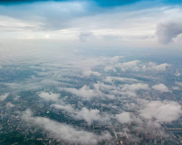 Voo Alto Acima Das Nuvens Kiev Manhã Nublada Primavera Vista — Fotografia de Stock