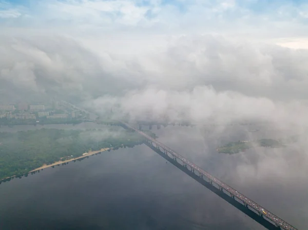 에프의 드네프르 구름을 보인다 구름낀 공중에서의 — 스톡 사진