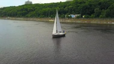 Yelkenli yat nehirde yüzüyor. Hava aracı görünümü.