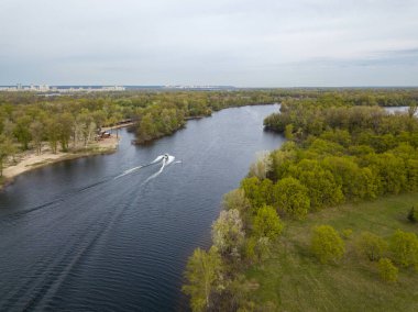 Nehirde su kayakları olan sürat teknesi. Hava aracı görünümü.
