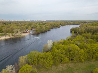 Nehirde su kayakları olan sürat teknesi. Hava aracı görünümü.