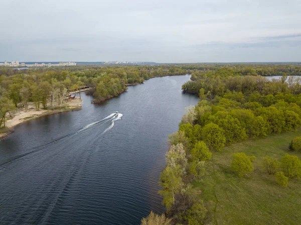 Motor Boat Dengan Ski Air Sungai Tampilan Drone Udara — Stok Foto