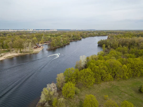 Motorboot Mit Wasserski Auf Dem Fluss Drohnenblick Aus Der Luft — Stockfoto