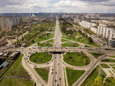 Köprü kavşağı. Hava aracı görünümü.