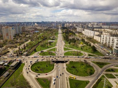 Köprü kavşağı. Hava aracı görünümü.
