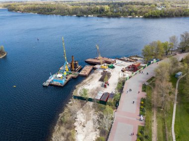 Nehir kıyısında bir yaya köprüsü inşaatı. Hava aracı görünümü.