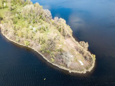Şehirdeki nehirde bir ada. Hava aracı görünümü.