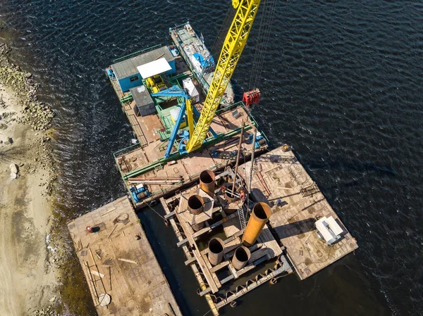 Egy Gyalogos Híd Építkezése Folyón Légi Drónra Néző — Stock Fotó
