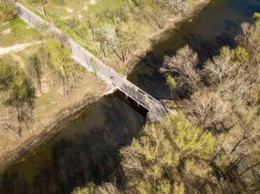 Nehrin üzerindeki yaya köprüsü. Hava aracı görünümü.