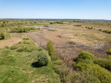 Baharda şehrin kenar mahallelerindeki yeşil çayırlar. Hava aracı görünümü.
