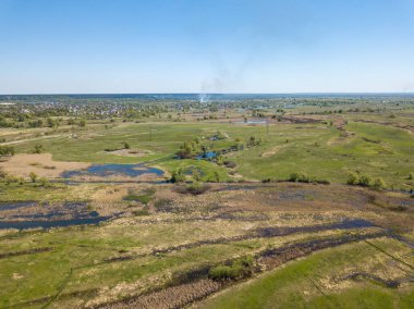 Yeşil çayır. Hava aracı görünümü.