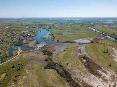 Yeşil bir çayırda nehir sızıntısı. Hava aracı görünümü.