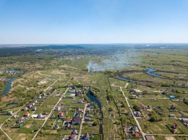 Bir banliyö yerleşim yerinin üzerinden uçmak. Hava aracı görünümü.