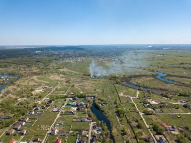 Bir banliyö yerleşim yerinin üzerinden uçmak. Hava aracı görünümü.