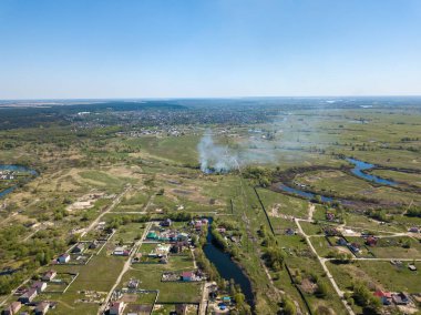 Bir banliyö yerleşim yerinin üzerinden uçmak. Hava aracı görünümü.