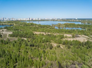 Baharda şehrin kenar mahallelerindeki yeşil çayırlar. Hava aracı görünümü.
