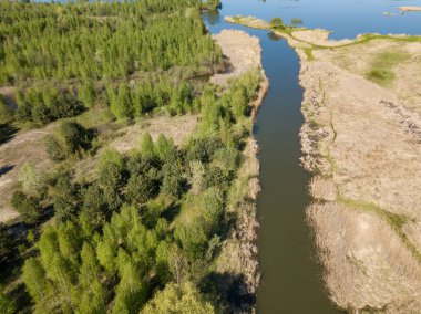 Yeşil bir çayırda nehir sızıntısı. Hava aracı görünümü.