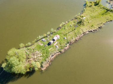 Baharda nehir kıyısında. Hava aracı görünümü.