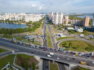Köprüde trafik sıkışık. Hava aracı görünümü.