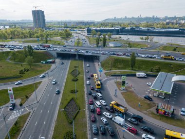Köprüde trafik sıkışık. Hava aracı görünümü.